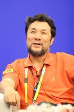 接受采访